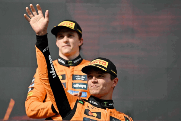 Lando Norris de la escudería McLaren celebra su victoria en el GP de Hungría; tras él aplaude su coequipero Oscar Pisatri, segundo de la prueba y actual líder del campeonato mundial de la F1, el 3 de agosto de 2025.