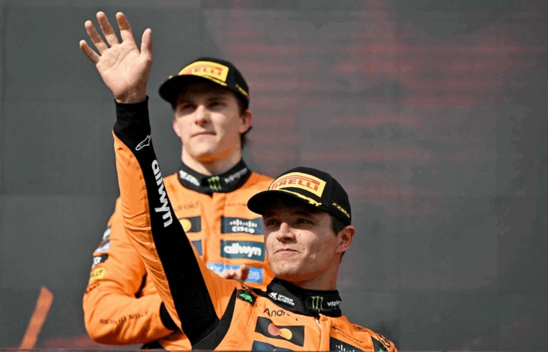 Lando Norris de la escudería McLaren celebra su victoria en el GP de Hungría; tras él aplaude su coequipero Oscar Pisatri, segundo de la prueba y actual líder del campeonato mundial de la F1, el 3 de agosto de 2025.