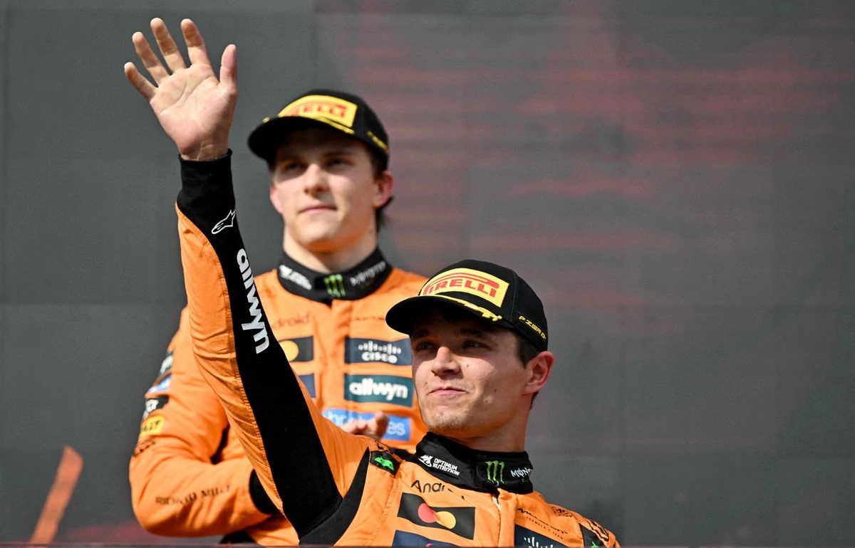 Lando Norris de la escudería McLaren celebra su victoria en el GP de Hungría; tras él aplaude su coequipero Oscar Pisatri, segundo de la prueba y actual líder del campeonato mundial de la F1, el 3 de agosto de 2025.