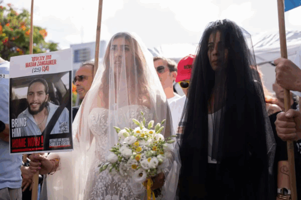 Ilana Gritzewsky (izquierda), con nacionalidad israelí y mexicana y quien estuvo cautiva por Hamas durante 55 días, celebró este domingo una boda simbólica con su pareja, Matan Zangauker, quien permanece secuestrado por el grupo de resistencia islámica. La ceremonia tuvo lugar en la Plaza de los Rehenes en Tel Aviv, con la participación de la familia del joven que aún no es recuperado.