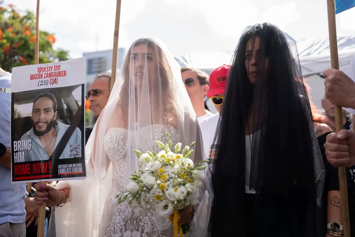Ilana Gritzewsky (izquierda), con nacionalidad israelí y mexicana y quien estuvo cautiva por Hamas durante 55 días, celebró este domingo una boda simbólica con su pareja, Matan Zangauker, quien permanece secuestrado por el grupo de resistencia islámica. La ceremonia tuvo lugar en la Plaza de los Rehenes en Tel Aviv, con la participación de la familia del joven que aún no es recuperado.