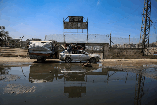 Palestinos huyen hacia el sur de la Franja de Gaza.