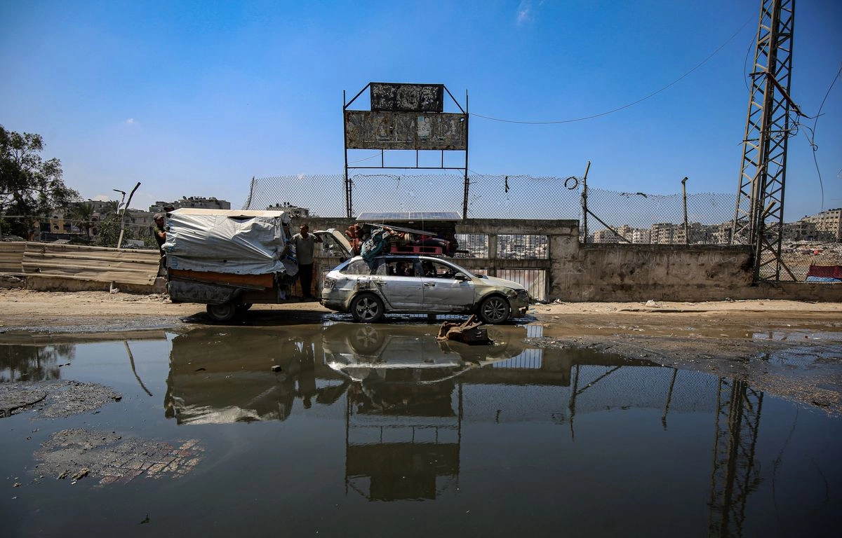 Palestinos huyen hacia el sur de la Franja de Gaza.