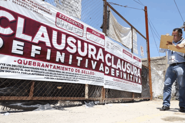 Autoridades de Edomex colocaron sellos de clausura definitiva a las obras del Centro de Distribución (Cedis) Buró Logistic, contiguas a la estación Cuautitlán del Tren Suburbano.