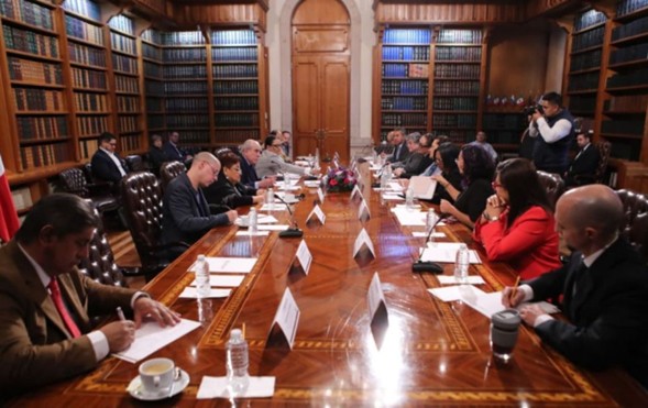 A la reunión asistieron nueve de los 11 consejeros electorales, encabezados por Guadalupe Taddei (lado izquierdo), por parte de Presidencia asistieron la secretaria de Gobernación, Rosa Icela Rodríguez, y la consejera jurídica, Ernestina Godoy.