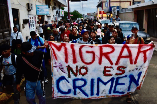 Ante lentitud y negativas de Comar e INM, unos 300 migrantes salieron de Tapachula, Chiapas, hacia la CDMX en busca de empleo y papeles.