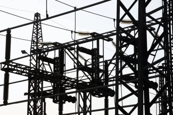 El gobierno federal invertirá 8 mil 177 millones de dólares (alrededor de 163 mil 540 millones de pesos) para la construcción de 275 nuevas líneas estratégicas de transmisión de electricidad en el país, informó la titular de la Secretaría de Energía, Luz Elena González.