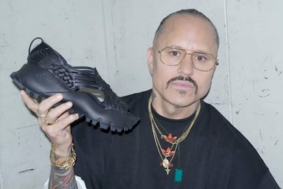 El gobierno de México busca un resarcimiento de Adidas a una comunidad del estado de Oaxaca (sur), tras acusar a la marca de apropiación cultural en un modelo de sandalias que es similar a un diseño tradicional de esa región.