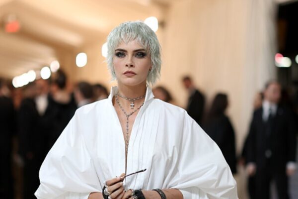 Hay días en los que te miras al espejo y piensas: “mi pelo está pidiendo vacaciones urgentes”. La forma se ha perdido, las puntas piden misericordia y el peinado de siempre ya no te emociona.