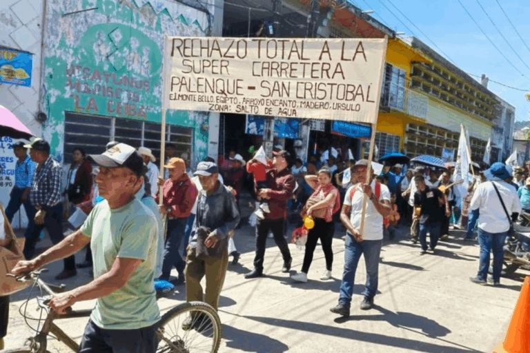 En una peregrinación Por la paz, los integrantes de la zona pastoral perteneciente a la Diócesis de San Cristóbal de las Casas rechazaron la construcción de la nueva autopista Palenque-San Cristóbal de las Casas porque afecta diversos territorios.