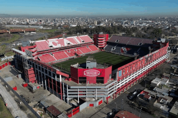 Vista aérea del estadio Libertadores de América un día después de la interrupción del partido de vuelta de los octavos de final de la Copa Sudamericana.