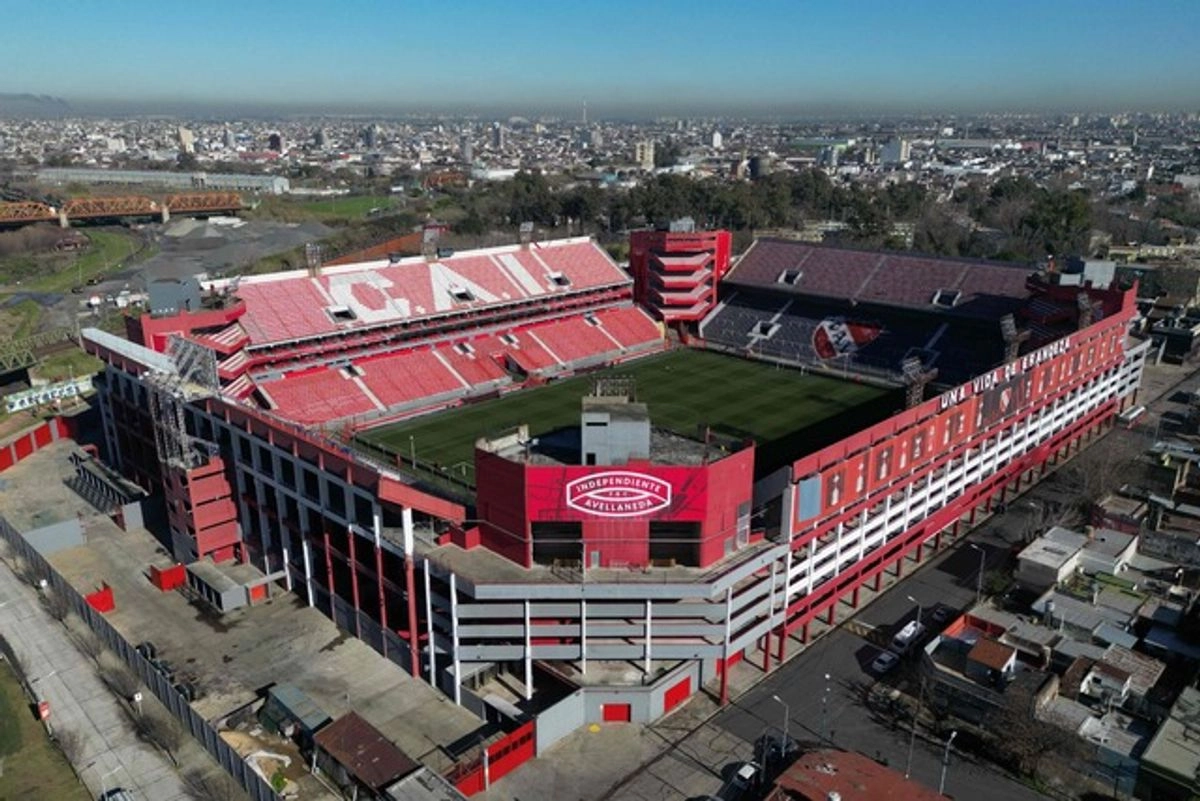 Vista aérea del estadio Libertadores de América un día después de la interrupción del partido de vuelta de los octavos de final de la Copa Sudamericana.