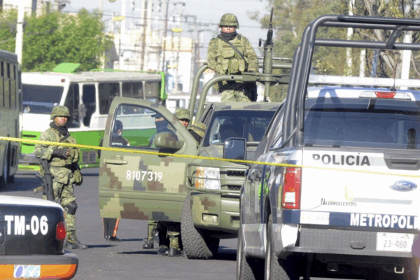 Los 10 delincuentes, fueron recluidos en el penal estatal de Chalco donde un juez de control los vinculó a proceso, con medida cautelar de prisión preventiva.