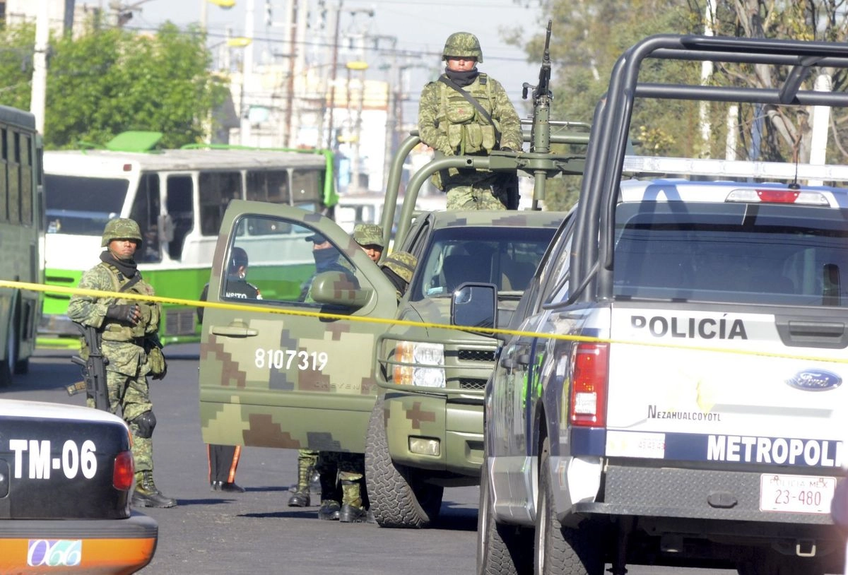 Los 10 delincuentes, fueron recluidos en el penal estatal de Chalco donde un juez de control los vinculó a proceso, con medida cautelar de prisión preventiva.