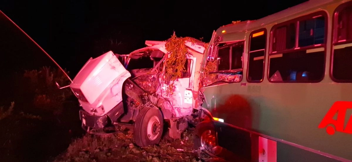 Fue cerca de las 8 de la noche cuando un volteo perdió el control e impactó con un taxi y posteriormente con un camión de pasaje de la línea ATAZ, dejando a los vehículos atravesados sobre la carpeta asfáltica.