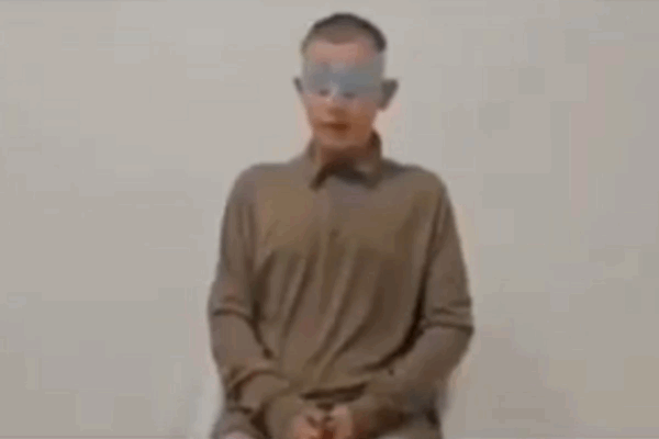 A principios de agosto, circuló la videograbación en la que aparece Josué con el cabello rapado, los ojos vendados y las manos atadas, explicando que fue reclutado por el grupo criminal 'Los Mayos'. Foto Captura de pantalla del video