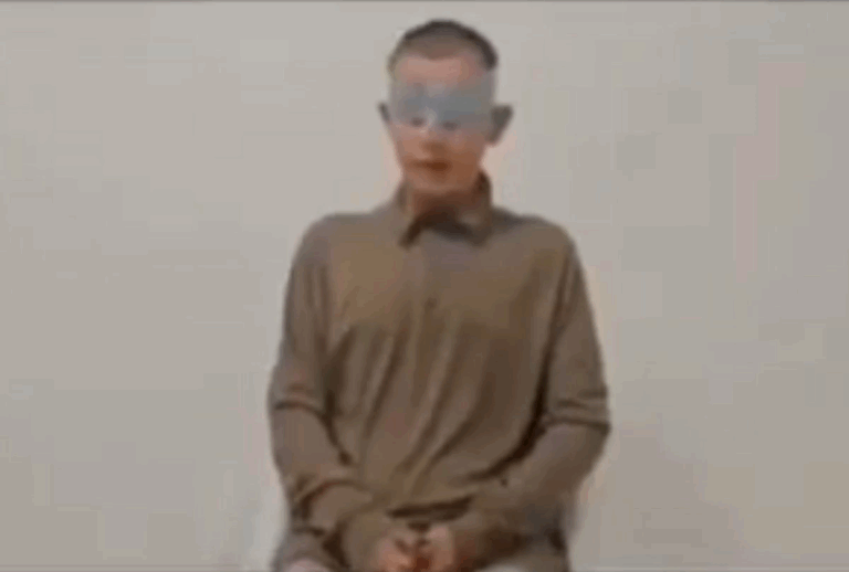 A principios de agosto, circuló la videograbación en la que aparece Josué con el cabello rapado, los ojos vendados y las manos atadas, explicando que fue reclutado por el grupo criminal 'Los Mayos'. Foto Captura de pantalla del video