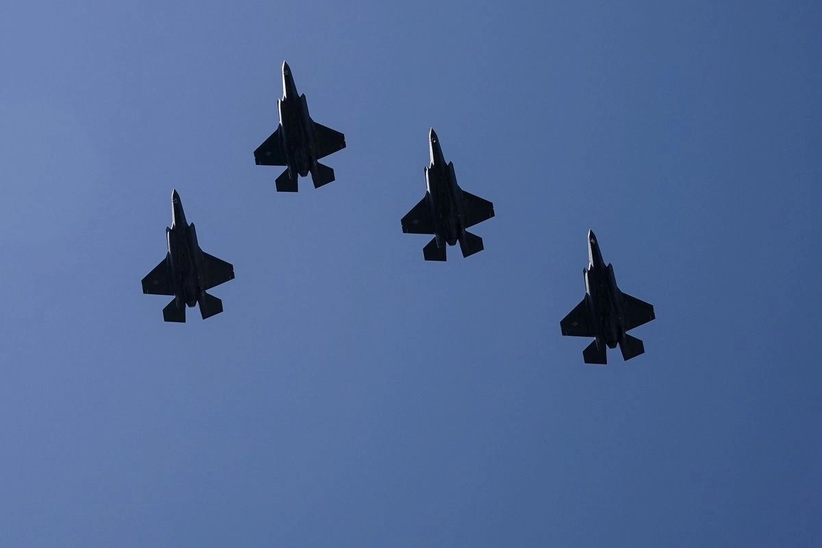 El gobierno de Estados Unidos envió 10 naves militares F-35 (en la imagen) a una base en Puerto Rico para realizar operativos contra bandas del narcotráfico. Los aviones volaron sobre la Casa Blanca el miércoles pasado en la visita del presidente polaco, Karol Nawrocki.