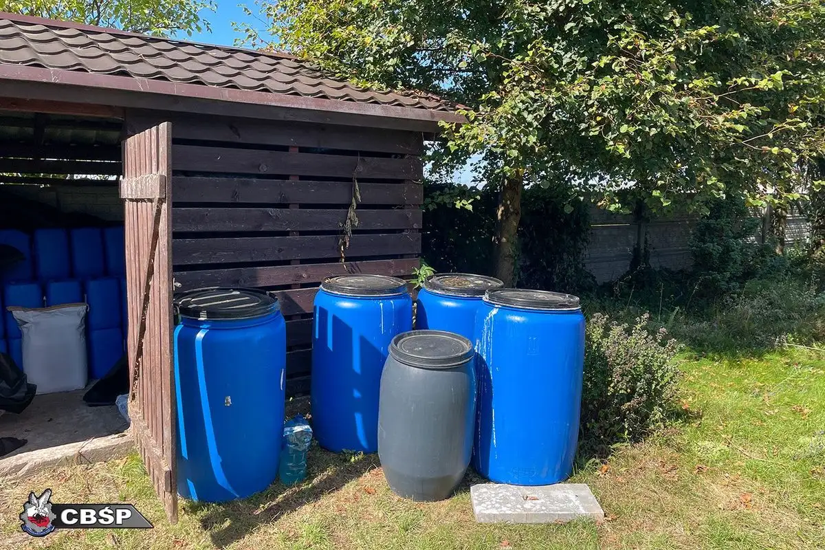 La policía de Polonia desmanteló un laboratorio supuestamente destinado a la elaboración de metanfetaminas y detuvo a dos ciudadanos mexicanos, los cuales estarían presuntamente ligados a un grupo del crimen organizado “de América del Norte”.