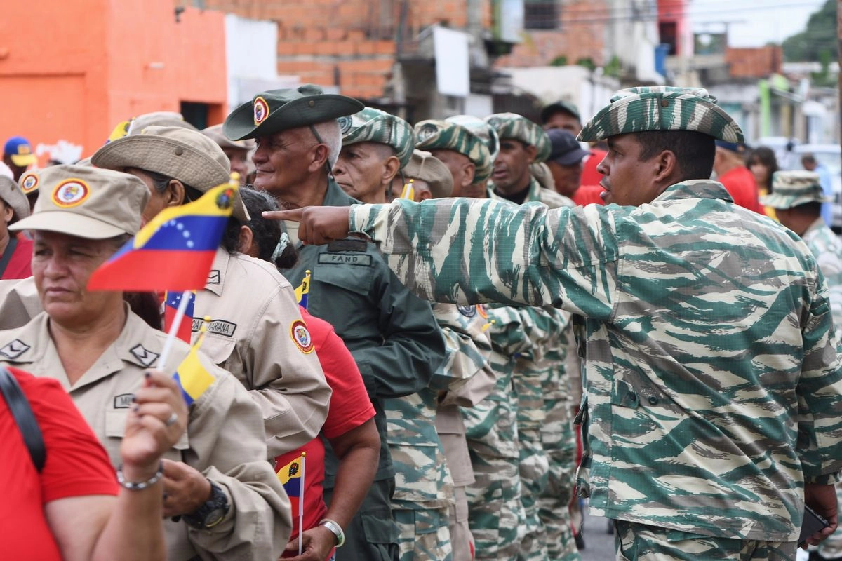 El presidente de Venezuela, Nicolás Maduro, activó las Unidades Comunales de Milicia, con lo que desplegó a 4 millones de reservistas activos más otros 3 millones alistados durante las semanas recientes. "Si hubiera alguna agresión, se pasará a la etapa de lucha armada planificada, organizada, de todo el pueblo contra la arremetida imperial", declaró.