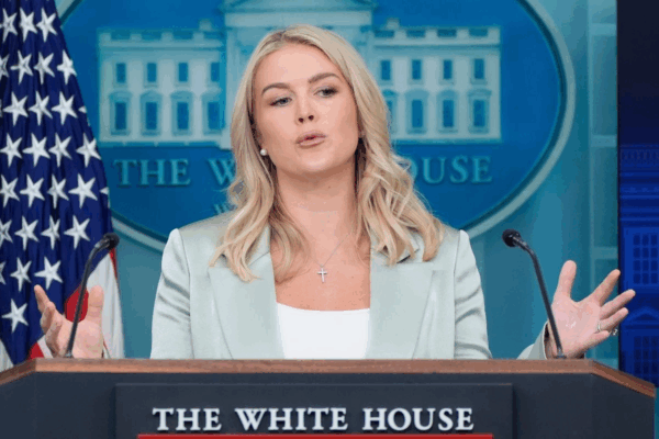 La secretaria de prensa de la Casa Blanca, Karoline Leavitt, habla con periodistas en la sala de prensa James Brady de la Casa Blanca, en Washington, el 9 de septiembre de 2025.