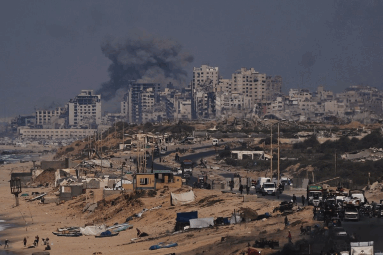 El humo se eleva tras un ataque militar israelí en la ciudad de Gaza, visto desde el centro de la Franja de Gaza.