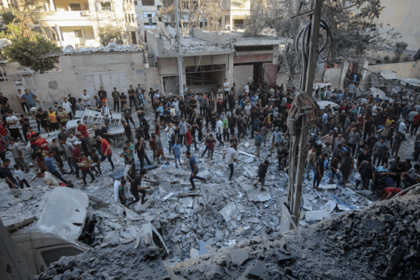 Palestinos buscan entre los escombros a personas heridas o que se encuentren atrapadas, tras los ataques aéreos de Israel en el área de Al Rimal, en el oeste de la ciudad de Gaza. En la embestida de ayer del régimen de Tel Aviv fueron abatidas 78 personas.