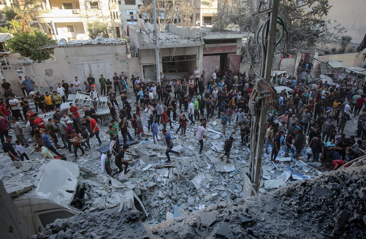 Palestinos buscan entre los escombros a personas heridas o que se encuentren atrapadas, tras los ataques aéreos de Israel en el área de Al Rimal, en el oeste de la ciudad de Gaza. En la embestida de ayer del régimen de Tel Aviv fueron abatidas 78 personas.