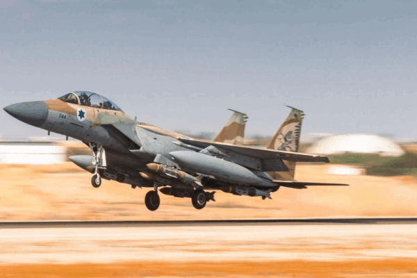 Un avión de combate F-15 israelí despega para bombardear objetivos hutíes en Hodeida, Yemen.