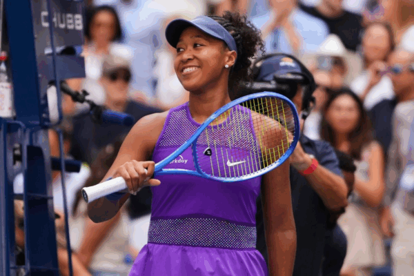 Naomi Osaka celebra al lograr su pase a los cuartos de final del Abierto de EU tras derrotar en dos sets a la tenista local y número tres del mundo, Coco Gauff, en Nueva York, el 1° de septiembre de 2025.