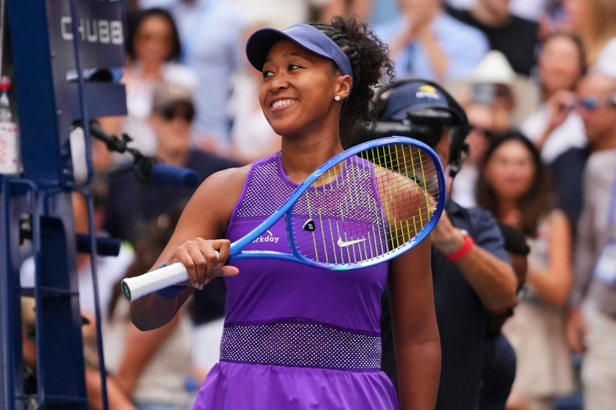 Naomi Osaka celebra al lograr su pase a los cuartos de final del Abierto de EU tras derrotar en dos sets a la tenista local y número tres del mundo, Coco Gauff, en Nueva York, el 1° de septiembre de 2025.