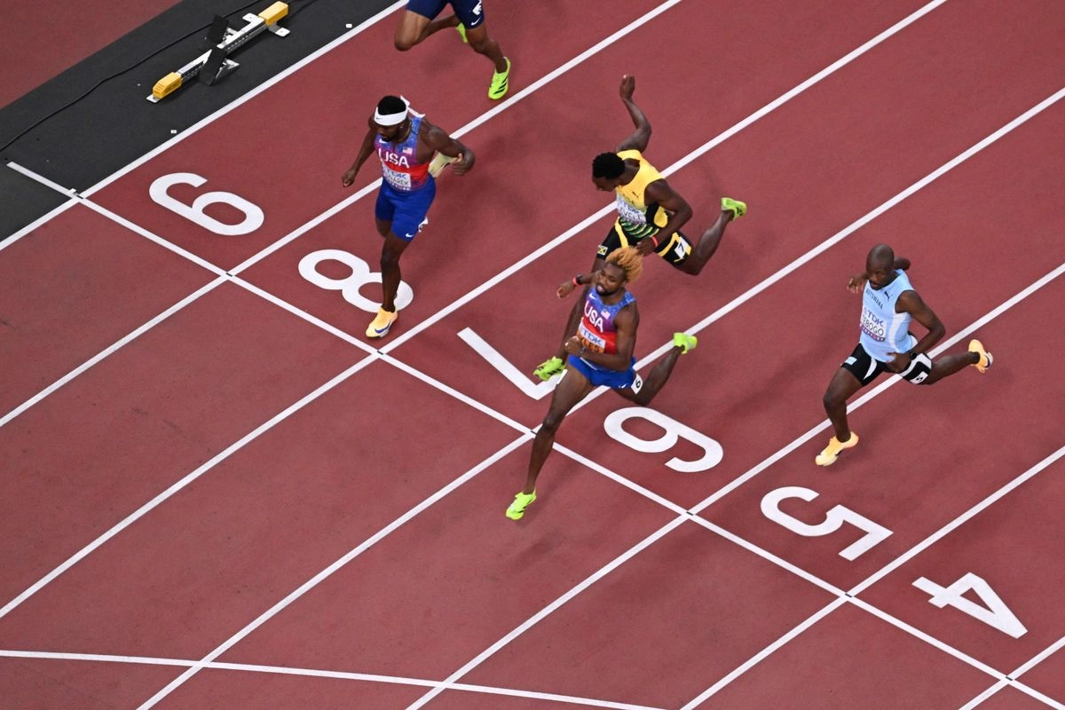 El estadunidense Noah Lyles encadenó un cuarto título global consecutivo en los 200 metros en el Mundial de Atletismo que se celebra en Tokio. Su compatriota Kenny Bednarek quedó segundo, mientras el bronce fue para el jamaicano Bryan Levell, el 19 de septiembre de 2025.
