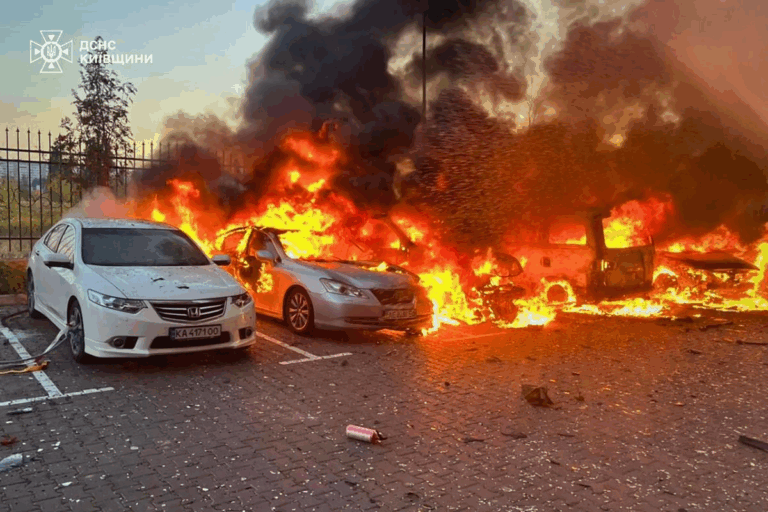 Coches en llamas en un estacionamiento en un lugar no revelado de la región de Kiev, tras un ataque aéreo, en medio de la invasión rusa de Ucrania.