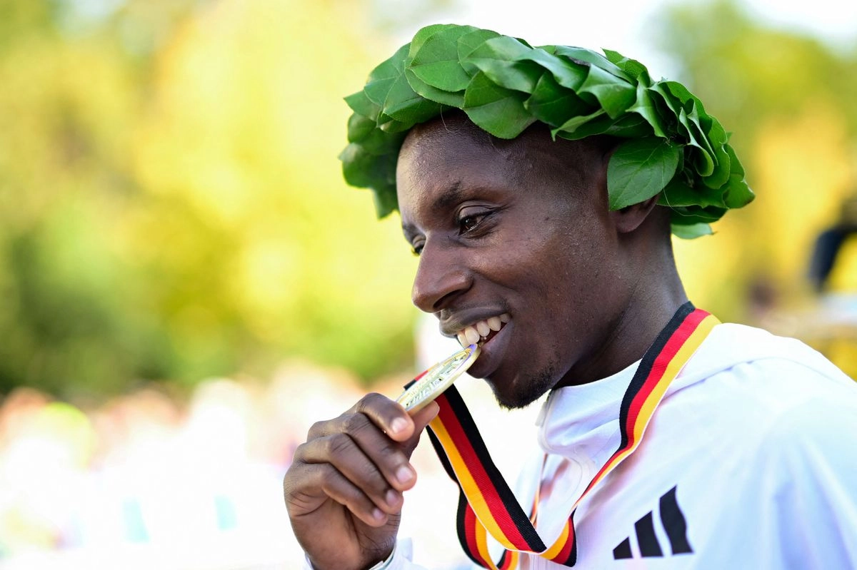 El ganador de Kenia, Sabastian Sawe, posa durante la ceremonia de entrega de medallas después de la 51.a edición del Maratón de Berlín en Berlín, Alemania, el 21 de septiembre de 2025.