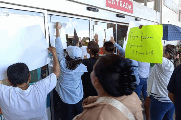 Diversos manifestantes acudieron a las instalaciones de HEB Sendero, luego de que previamente caminaron hasta 3 kilómetros desde la Carretera Torreón-San Pedro para exigir justicia por el ex trabajador de limpieza.