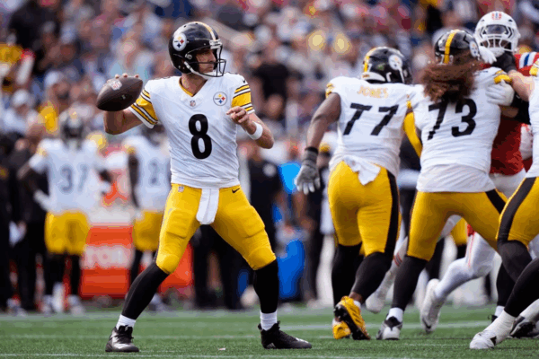 El mariscal de campo de los Acereros de Pittsburgh, Aaron Rodgers (8), intenta lanzar contra los Patriotas de Nueva Inglaterra durante la segunda mitad de un partido de fútbol americano de la NFL, el domingo 21 de septiembre de 2025, en Foxborough, Massachusetts.