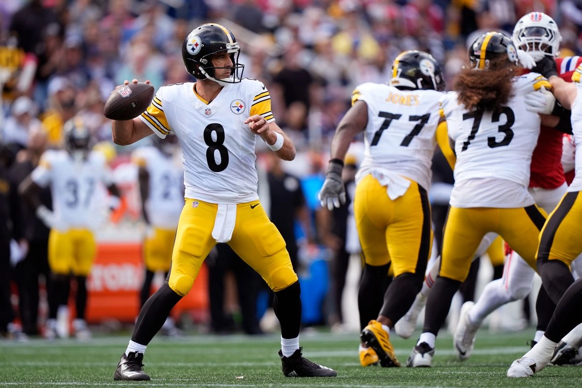 El mariscal de campo de los Acereros de Pittsburgh, Aaron Rodgers (8), intenta lanzar contra los Patriotas de Nueva Inglaterra durante la segunda mitad de un partido de fútbol americano de la NFL, el domingo 21 de septiembre de 2025, en Foxborough, Massachusetts.