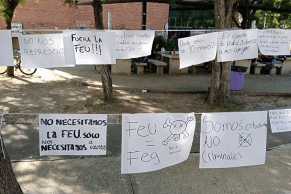 Alumnos de la Universidad de Guadalajara, en la capital de Jalisco, colocaron ayer tendederos en diversos campus para denunciar la violencia institucional de la Federación Estudiantil Universitaria.