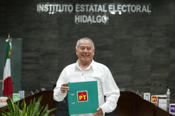 Enrique Cruz Castelán, regidor del Partido del Trabajo (PT) de Cuautepec de Hinojosa, y exalcalde de ese mismo municipio, murió está noche al desvanecerse de un local de sanitarios públicos.