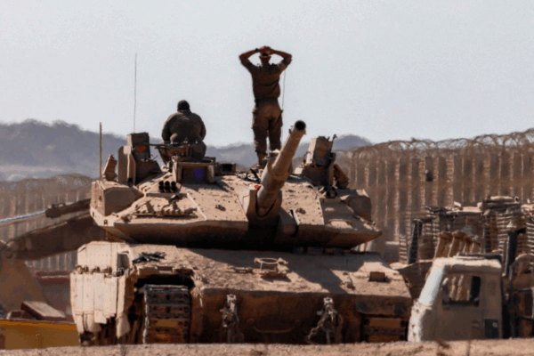 Un soldado del ejército israelí se encuentra en la torreta de un tanque de batalla principal Merkava junto a otro soldado, apostados cerca de excavadoras militares blindadas a lo largo de la frontera con la Franja de Gaza, en el sur de Israel, el 2 de septiembre de 2025.
