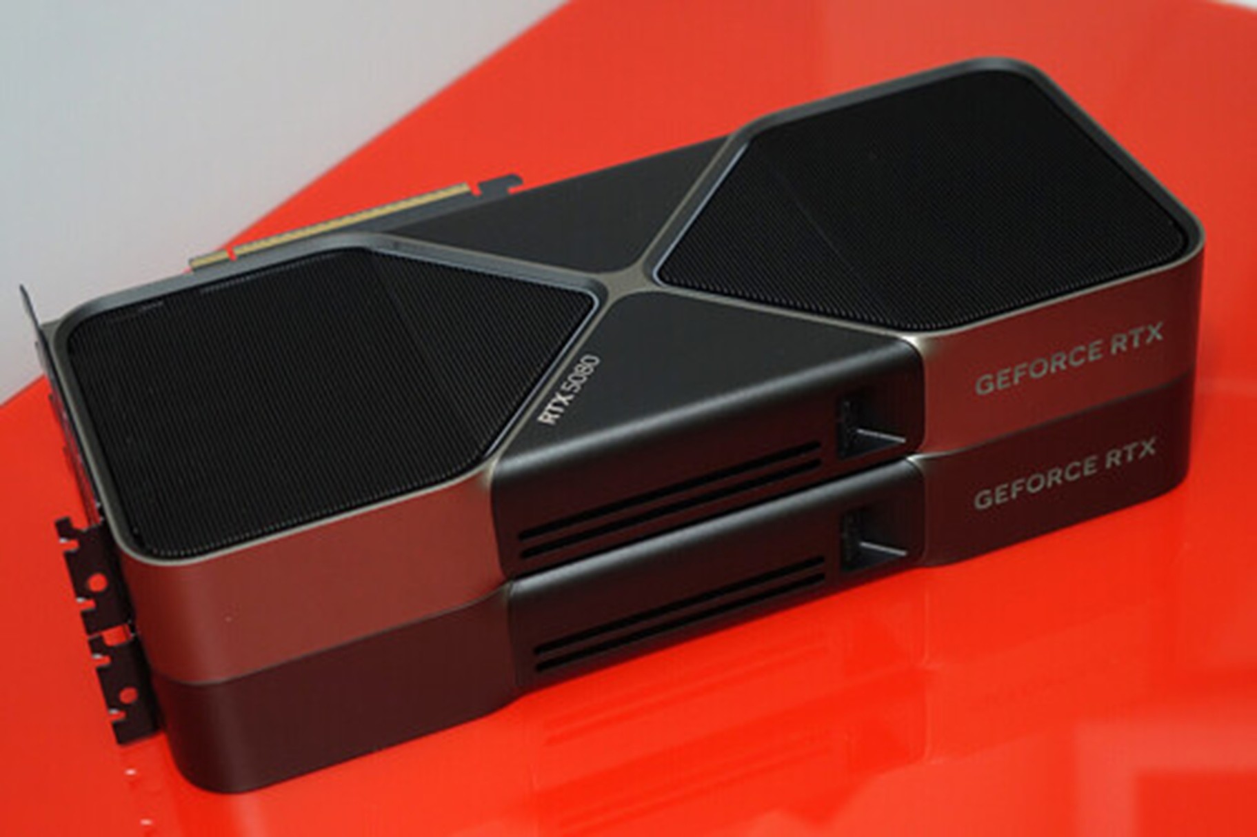 NVIDIA domina el mercado global de los chips para inteligencia artificial (IA) con una cuota que durante los últimos tres años ha oscilado entre el 80 y el 94%, según FourWeekMBA.