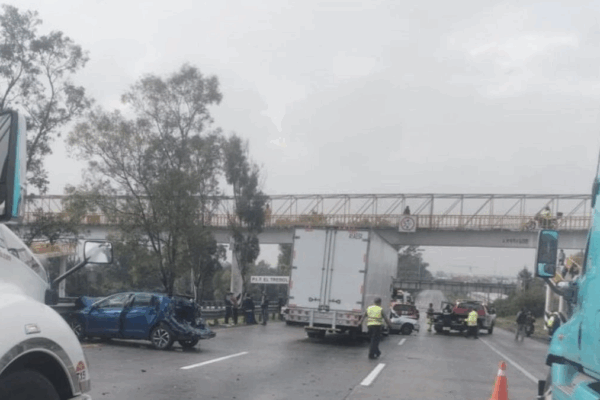 La autopista México-Querétaro fue cerrada antes de la caseta de Tepotzotlán, con dirección a la Ciudad de México, debido a un choque múltiple entre siete vehículos.
