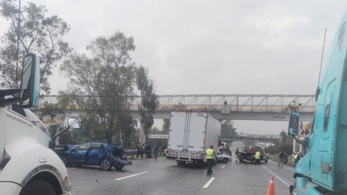 La autopista México-Querétaro fue cerrada antes de la caseta de Tepotzotlán, con dirección a la Ciudad de México, debido a un choque múltiple entre siete vehículos.