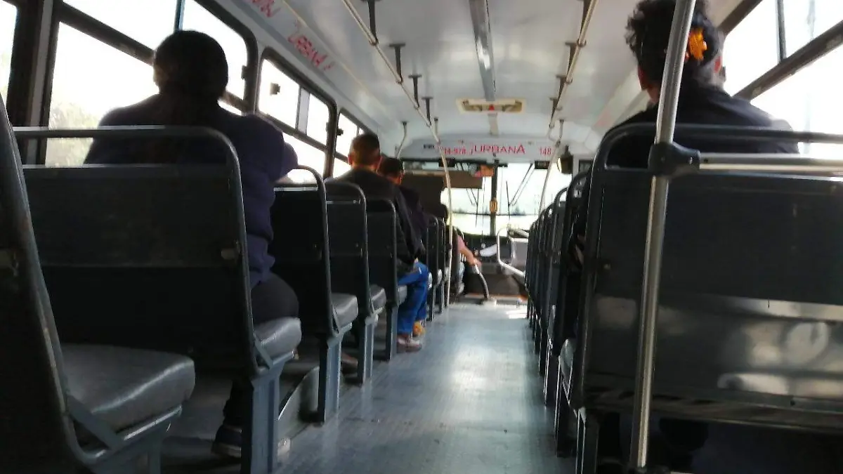 El Gobierno del Edomex enfrenta la presión de concesionarios que exigen un alza en la tarifa y ciudadanos que reclaman mayor seguridad y mejor servicio