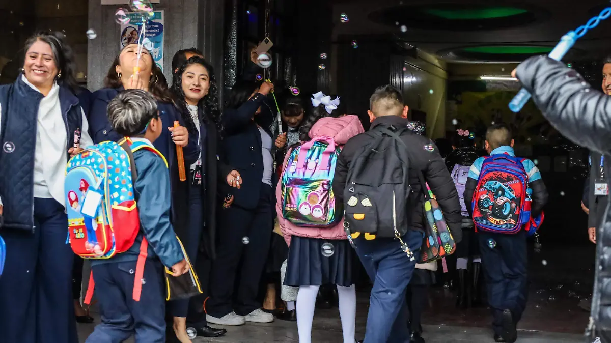 Lágrimas, despedidas, abrazos y palabras de amor entre padres y estudiantes