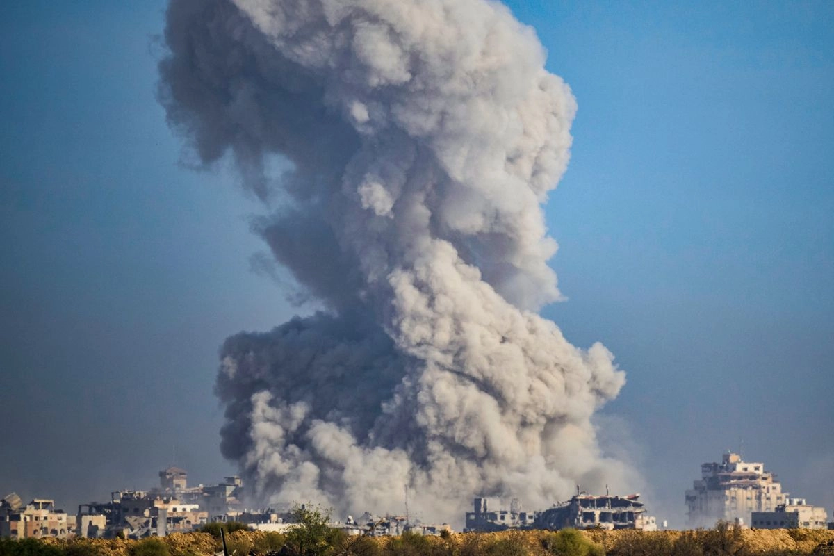 Los bombardeos del ejército israelí sobre los escombros de la ciudad de Gaza continuaron ayer.