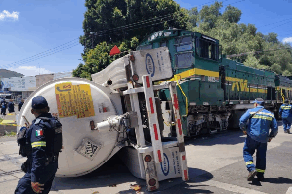 En el lugar laboran elementos de Bomberos, debido a que hubo derrame de diésel y aceite que fue controlado con tierra. Se supervisó el contenedor que no registró fisuras.