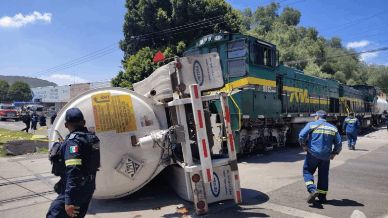 En el lugar laboran elementos de Bomberos, debido a que hubo derrame de diésel y aceite que fue controlado con tierra. Se supervisó el contenedor que no registró fisuras.