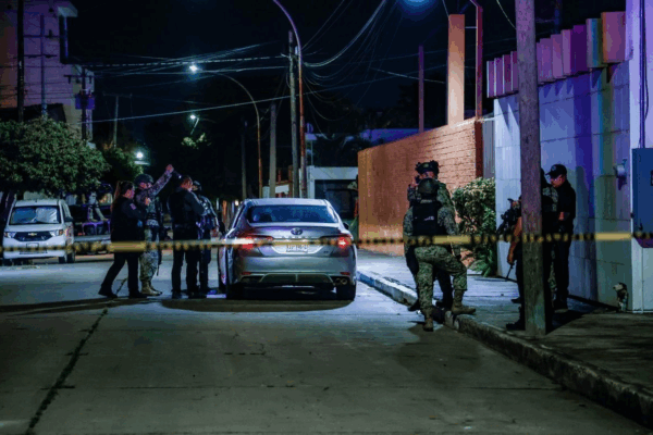 Tras un reporte al 911, corporaciones de seguridad acudieron a la calle Monte Athos y avenida Monte Urales de la colonia Villa Bonita donde localizaron en el interior de un vehículo a una persona sin vida, justo frente a su domicilio.