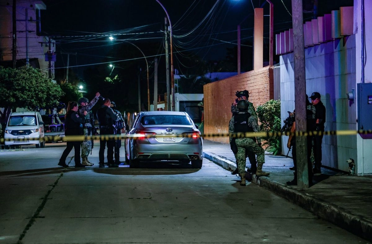 Tras un reporte al 911, corporaciones de seguridad acudieron a la calle Monte Athos y avenida Monte Urales de la colonia Villa Bonita donde localizaron en el interior de un vehículo a una persona sin vida, justo frente a su domicilio.